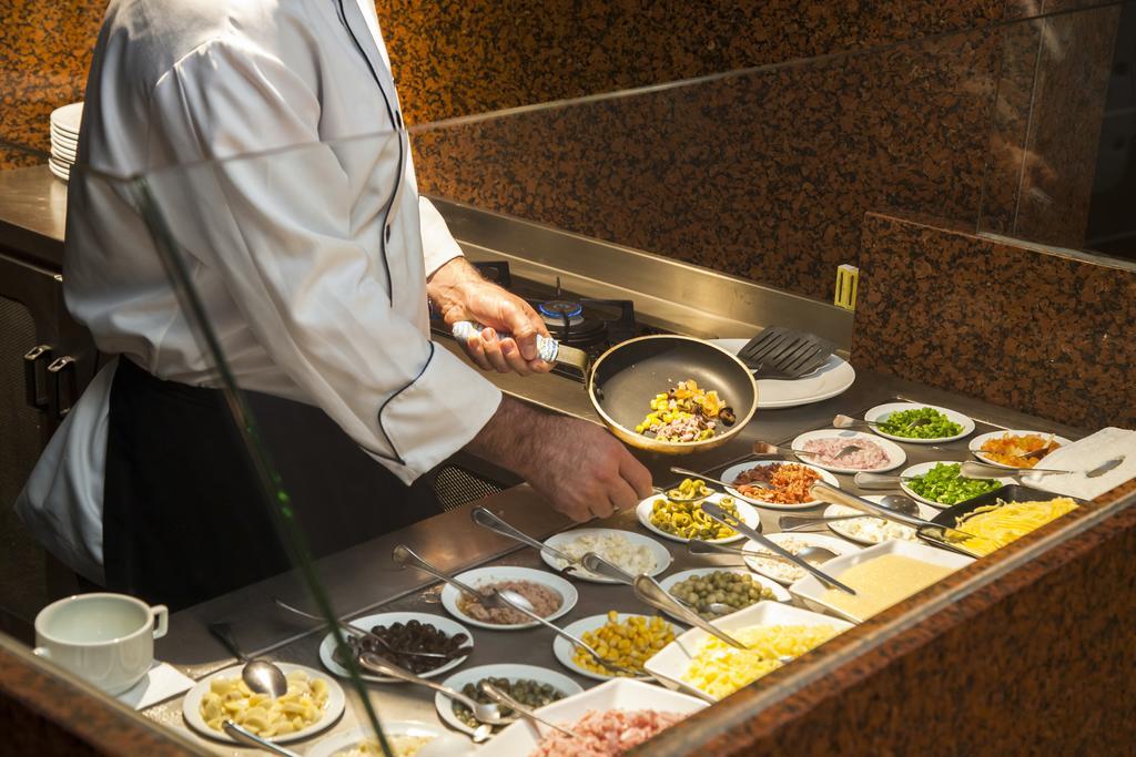Windsor Plaza Brasilia Ξενοδοχείο Εξωτερικό φωτογραφία A chef preparing a salad bar